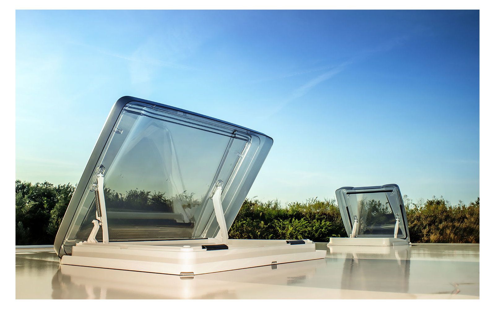 Trapă 50 x 70 cm MPK  VisionStar L Pro  cu jaluzea si plasă de țânțari retractabilă